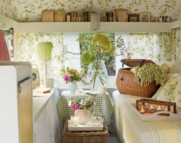 2live-in-a-mobile-home-vintage-style-caravan-decoration-in-green-and-white-slama-in-les-predmeti