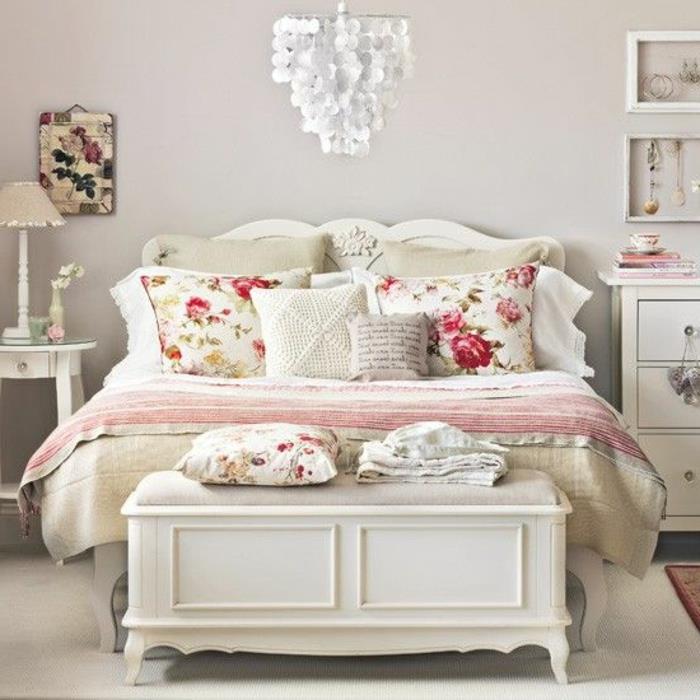„Ikea“ 3 galų lova balto medžio derliaus stiliaus miegamajame-baroko-krištolo liustra