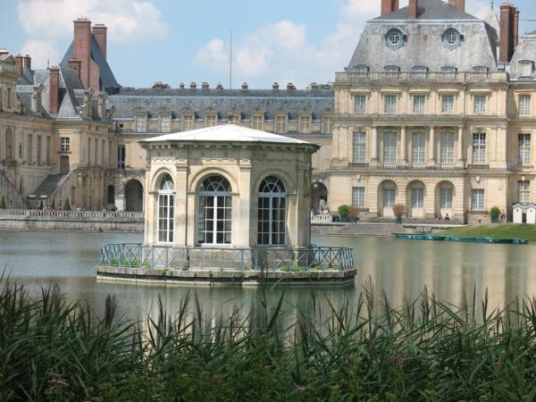 3-chateau-de-Fontainebleau-blizu-Paris-spremenjena velikost vode