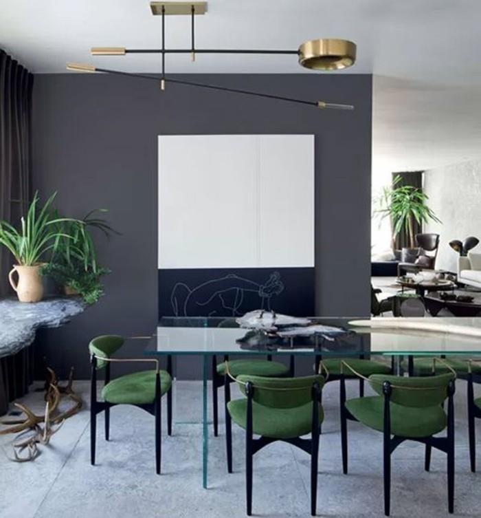 3 pigūs, modernūs šviestuvai, skirti gyvenamajam kambariui-žalios kėdės-aplink stalą