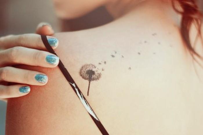 3-tatuiruotė-kiaulpienė-moteris-tatuiruotės-diskretiška-moteris-gražiausia-tatuiruotė