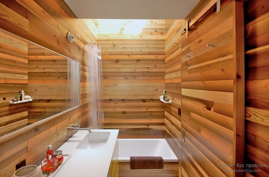 Pareti in legno e pavimento del bagno