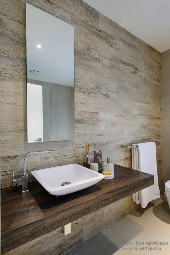 Opzione per la decorazione della parete in legno nel bagno