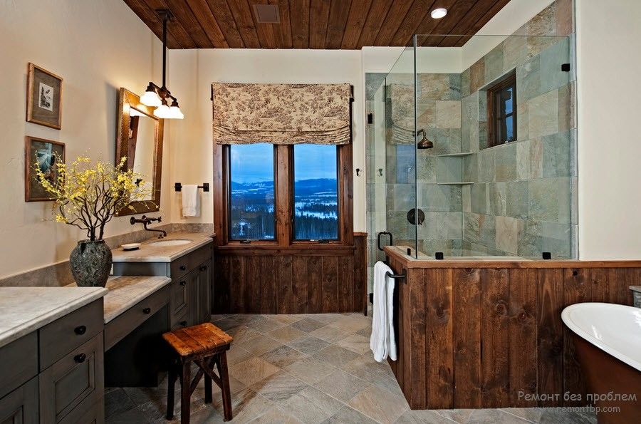 Specchio con cornice in legno in bagno