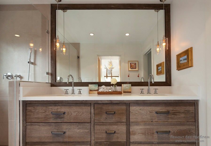 Mettere uno specchio in una cornice di legno in bagno