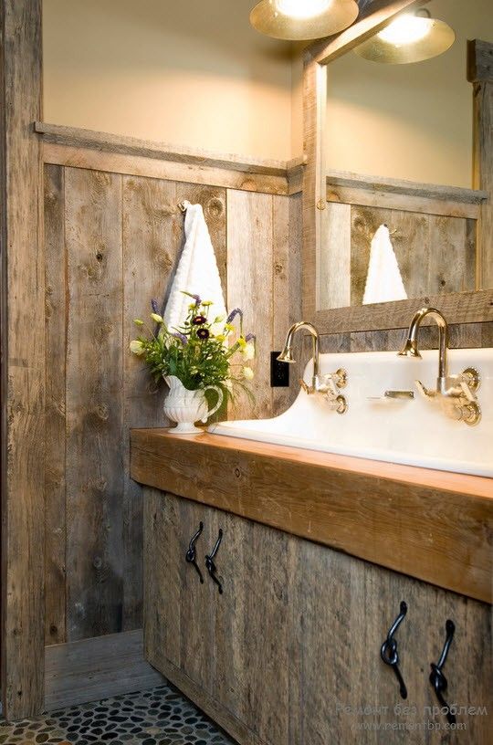 Spettacolare specchio con cornice in legno per il bagno