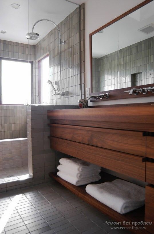 bagno con specchio in cornice di legno