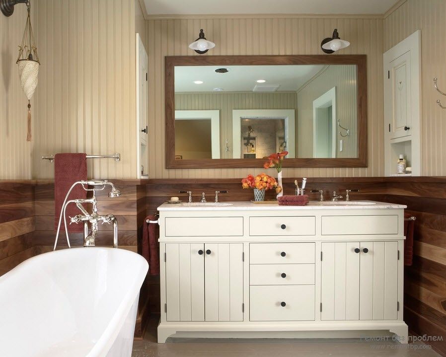 Spettacolare bagno con specchio in cornice di legno