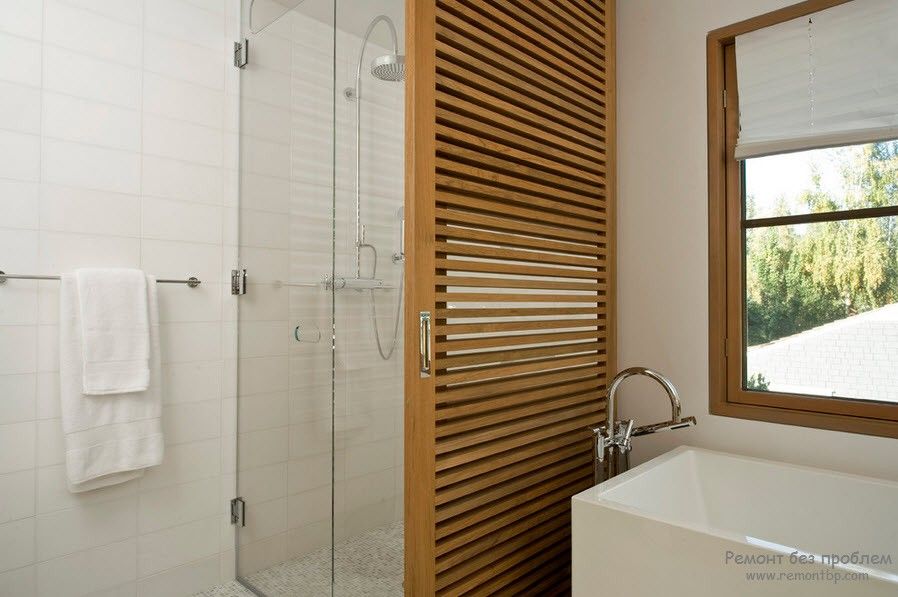Il legno si fonde con il bagno