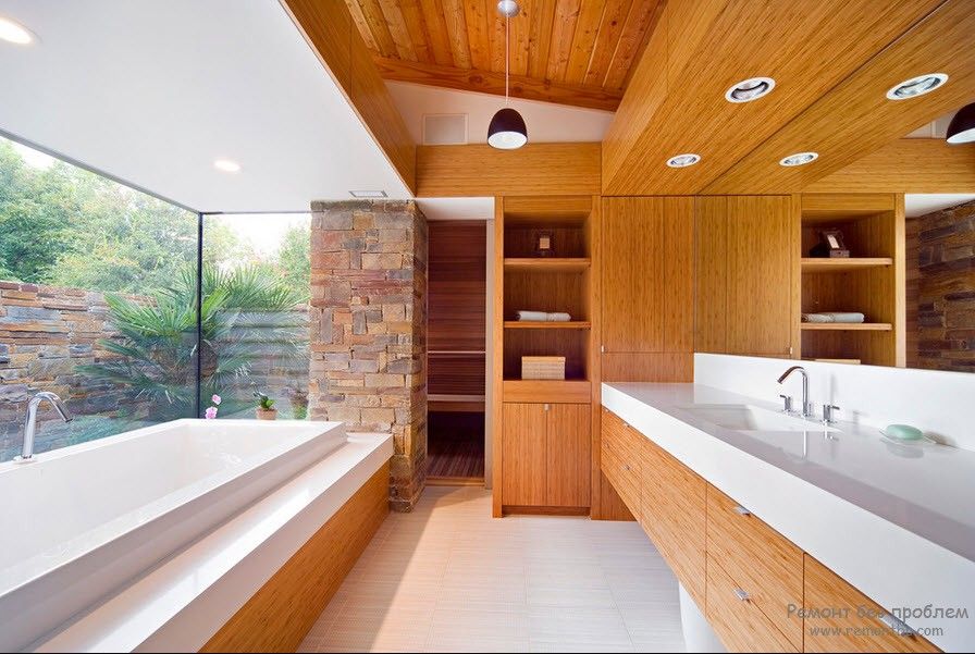 Bellissimo bagno con illuminazione efficace