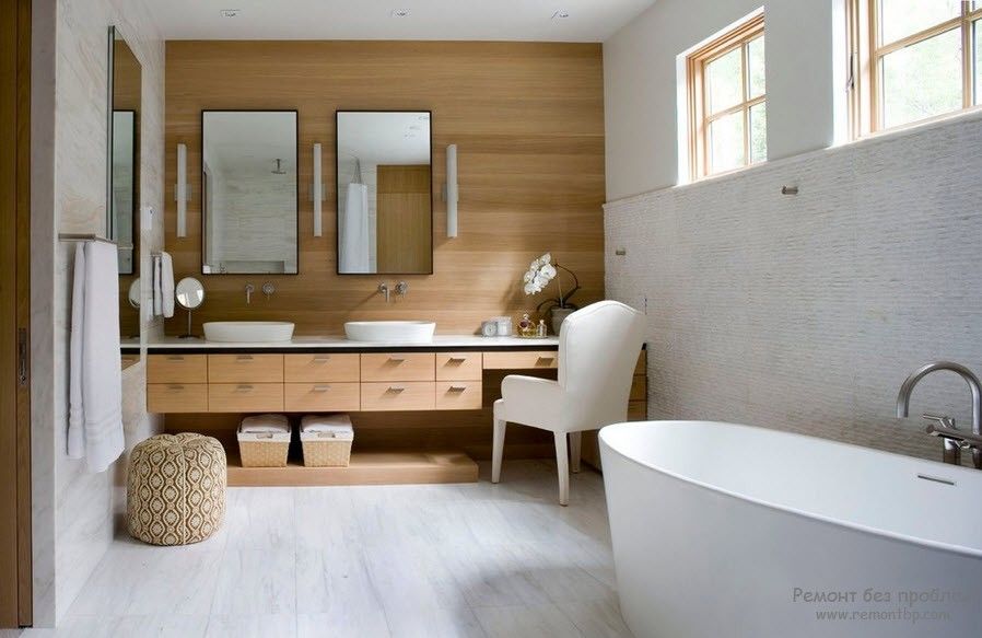 Interno del bagno in legno