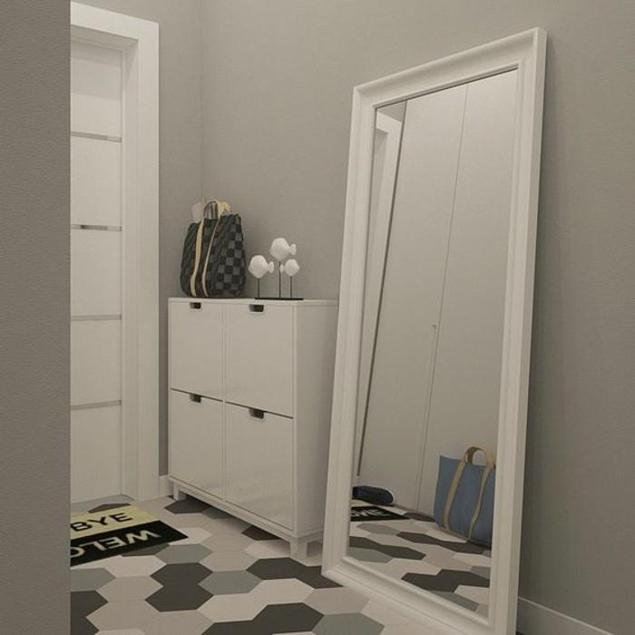 38-koridorius-didelis veidrodis-spintelė ir baltos dantytos durys