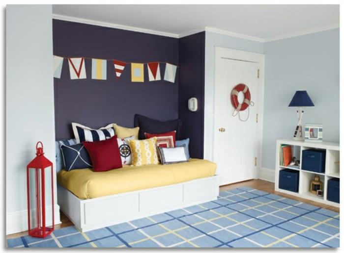 berniuko kambario dekoras-vaikų kambarys-dažai-šviesiai mėlynos ir violetinės-įvairiaspalvės pagalvėlės-mėlynas kilimas su geometriniais raštais-jūros tema