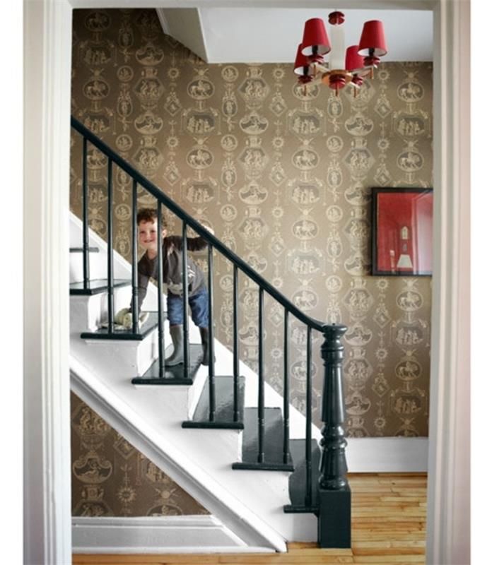 deco-stopnišče-v-črno-beli-lepa-ideja-ozadje-za-stene-obnovljeno-leseno-stopnišče