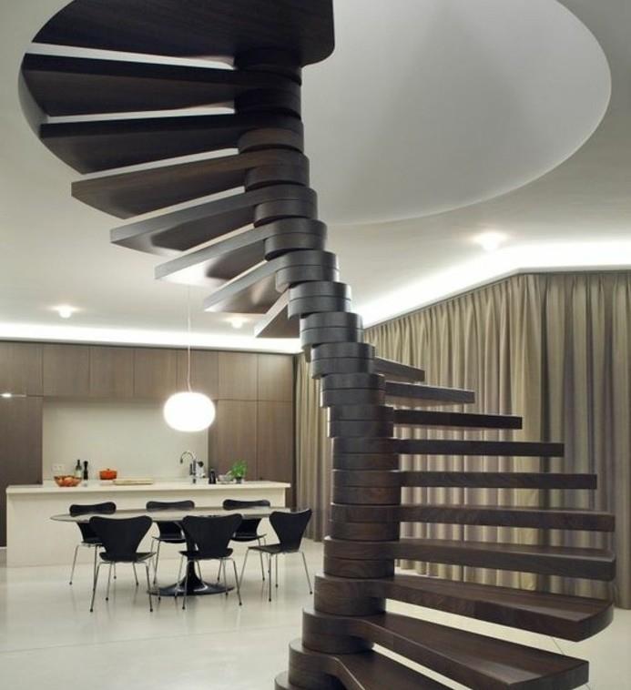 moderno-stopnišče-spiralno-leseno-rjavo stopnišče