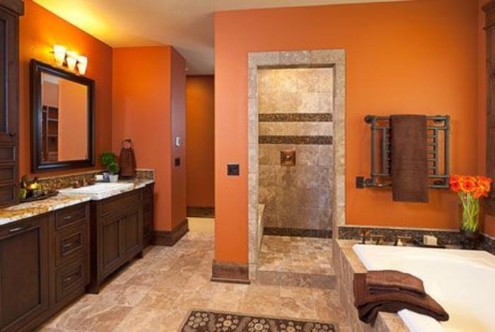 oranžinė-vonios-spalvos-idėja-įmontuota vonia-plytelės-dviguba-įmontuota kriauklė-medinė-vonios-spintelė