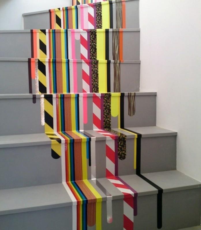 ideja-kako-prebarvati-stopnišče-z-večbarvnimi-trakovi-zelo-kreativna-ideja