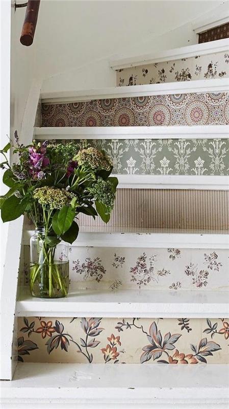 deko-leseno-stopnišče-z dvižnimi stopnicami-okrašeno-z-tapetami-vaza-s cvetjem-postavljeno-na-stopnice