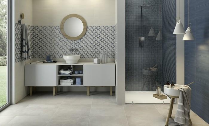 vonios kambarys-modelis-mėlyna-pilka-balta-dušo kabina-stalviršis-veidrodis-apvali-vonios-spintelė-praktinė-idėja-plytelių klojimas-vonios kambarys-skirtingų spalvų ir raštų