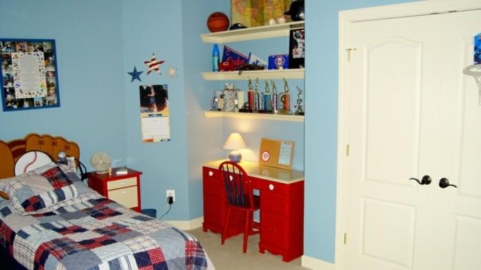 šviesiai mėlynas-vaikų kambarys-dažai-idėjos-deko-berniuko-kambario-stalo-lentynos-raudoni akcentai