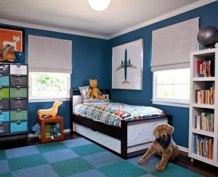 tamsiai mėlynas-vaikų kambarys-dažai-fantastinis-berniuko miegamasis-dekoro idėjos-mėlyna ir žalia-lova-juoda-balta knygų spinta