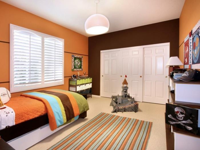 tapyba-vaikų kambarys-oranžinėje ir rudoje-personalizuotame-miegamojo-apdailos-berniuko kambaryje