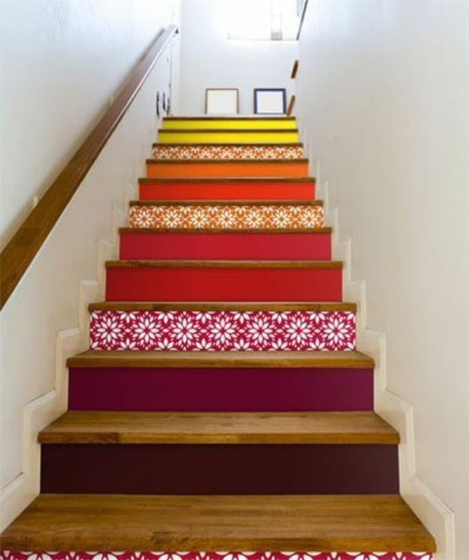 slika-lesene-stopnice-s-cvetličnimi vzorci-ideja-prenoviti-leseno-stopnišče-igrivo-vzdušje