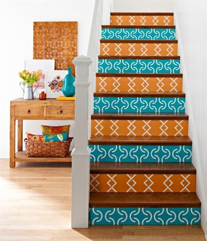 izvirno-dekorativno-leseno-stopnišče-slikanje-z-geometrijskimi vzorci-dvižniki-v-različnih barvah-igrivo-vzdušje