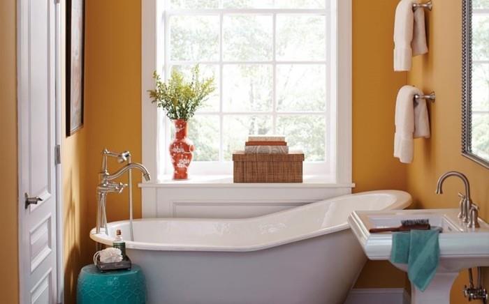 vonios kambario dažai-oranžinė-kolonėlė-kriauklė-balta-laisvai stovinti vonia-gana dekoratyviniai elementai