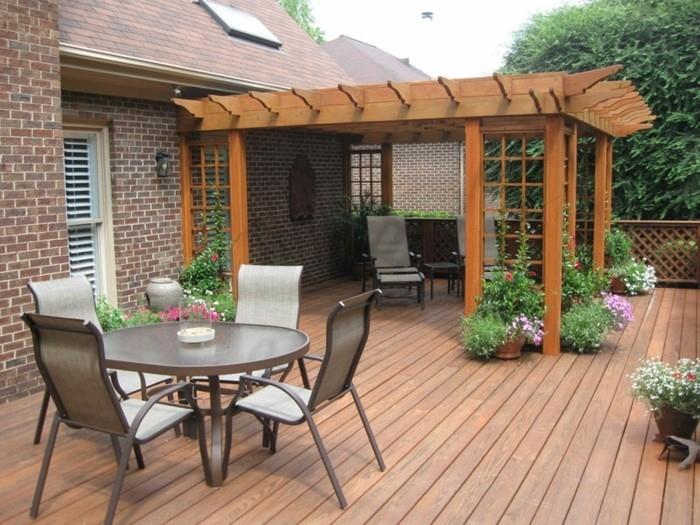 ahşap-pergola-destekli-tuğla-ev-güzel-dekoratif-tırmanma-sandalyeleri