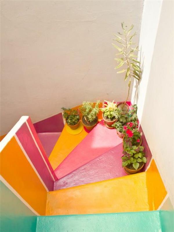 prenova-stopnišče-prebarvanje-stopnišče-v-različnih-barvah-veselo-vzdušje