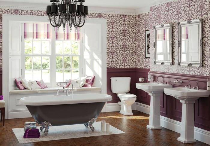 gana-deko-vonios kambarys-idėja-vonios kambarys su mediniu parketu-idėja-vonios kambarys-tapetai-su gėlių raštais-laisvai stovinti vonia-centre-sėdynės-lango-kriauklės-kolonėlė
