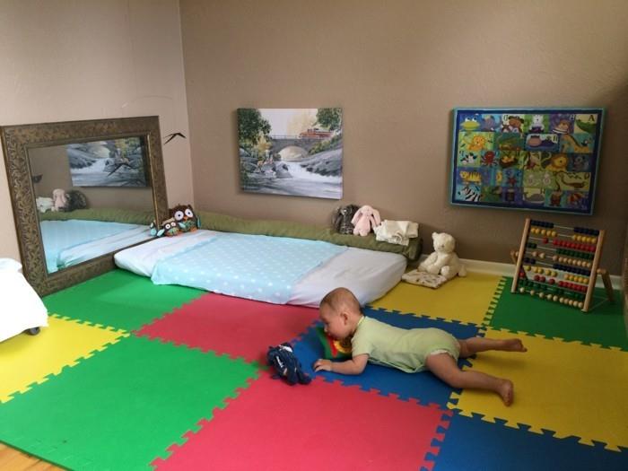 40 yatak odası-bebek-halı-renkli-ayna-resimleri-oyuncak-montessori tarzı