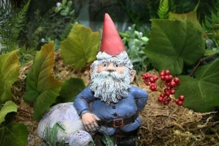 41-Garden gnome se naslanja na želvo