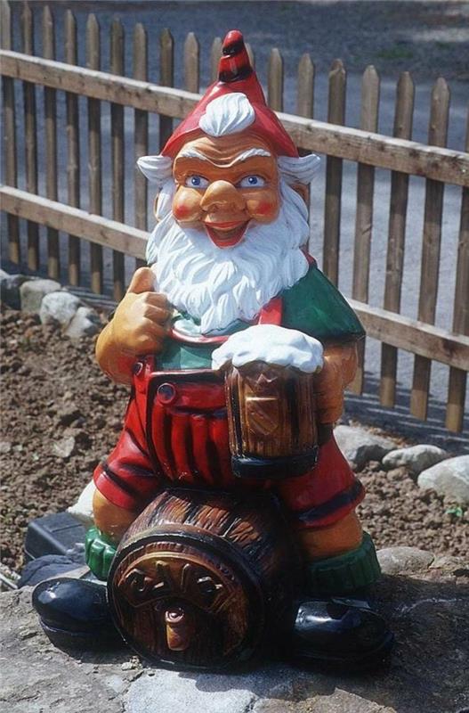 45-Garden gnome s pivom