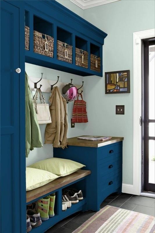 48-dekoracijos-koridorius-mėlynos-spintelės-batai-eilės-dvi pagalvėlės