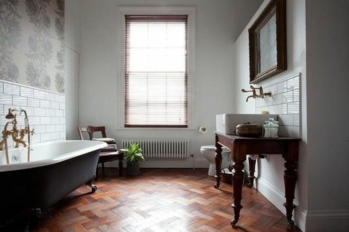išskirtinis vonios kambario dekoras-parketas-vonios-kriauklė-konsolė-senovinis-vonios kambarys-senoviniai maišytuvai