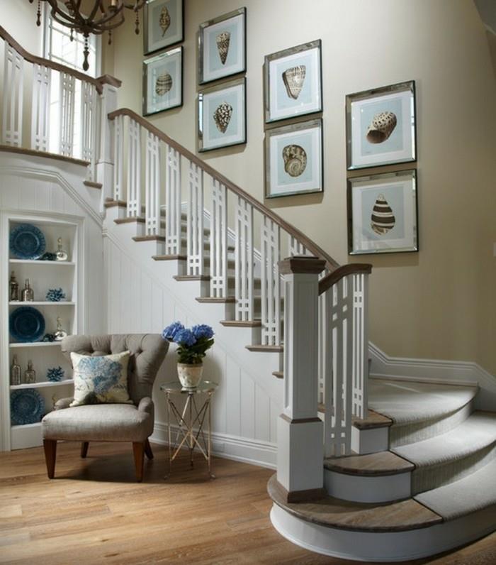 deco-stopnišče-z-morskimi-motivi-slike-postavljeno-v-lepi-leseni-okvirji stopnic