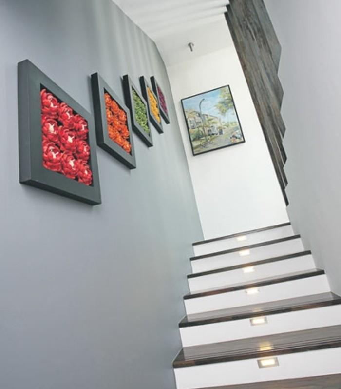 stopnišče-stenska-dekoracija-v-cvetju-postavljeno-v-okvirjih-stopnišče-LED-razsvetljava-stopnišče-prijetno-vzdušje