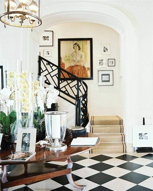 elegantna-stopniščna-dekoracija-stenska-dekoracija-sestavljena-iz-fotografij-in-portreta-ki-igra-žarišče-preproga-stopnišče-svetle barve