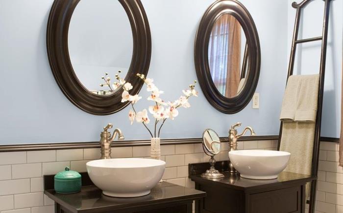 nuostabi spalva-idėja-mėlynam vonios kambariui-stalviršis-kriauklės-tualeto-vienetai-elegantiški maišytuvai-du apvalūs veidrodžiai-identiškas dizainas