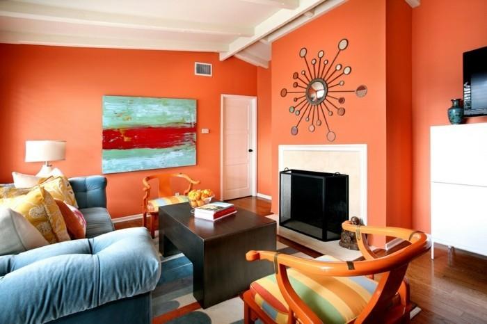 fikir-resim-oturma odası-turuncu-ahşap-masa-rengarenk-koltuklar-mavi-kanepe