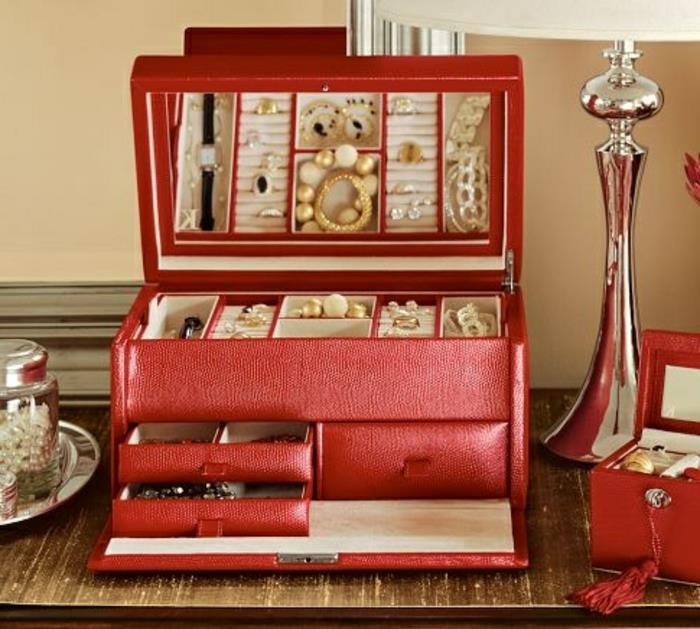 rdeče-usnjeno-škatla za nakit