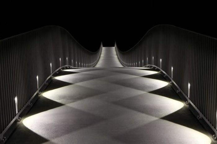 59-koridor aydınlatması. Siyah ve beyaz renkler.