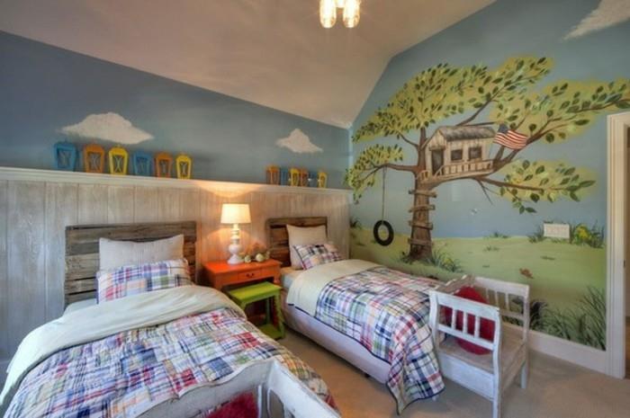 dažai-vaikų kambarys-idėja-sienų tapyba-dvyniai-vyraujanti mėlyna spalva-labai graži-sienų piešinys, vaizduojantis natūralų kraštovaizdį-litrai-medžio-įvairiaspalviai-lovų užtiesalai