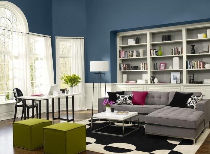geniş-oturma odası-duvar-rengi-mavi-oturma odası-benjamin-moore-rafları-kanepe-gri-iş-köşesi için-boya-seçilecek-boya