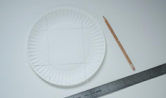 6.2. Sukurkite popieriaus dėžutės modelį ant spalvotos popieriaus lėkštės vaisių dėžutės pusės