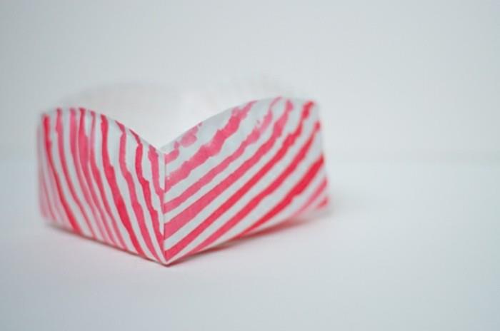 idėja-kaip padaryti popieriaus dėžutės dekoraciją su linijomis-rožinė-spalvos-pavyzdys-vaisių dėžutė