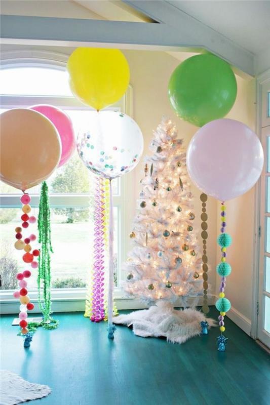 Baloni z okraski 61 v bližini božičnega drevesa
