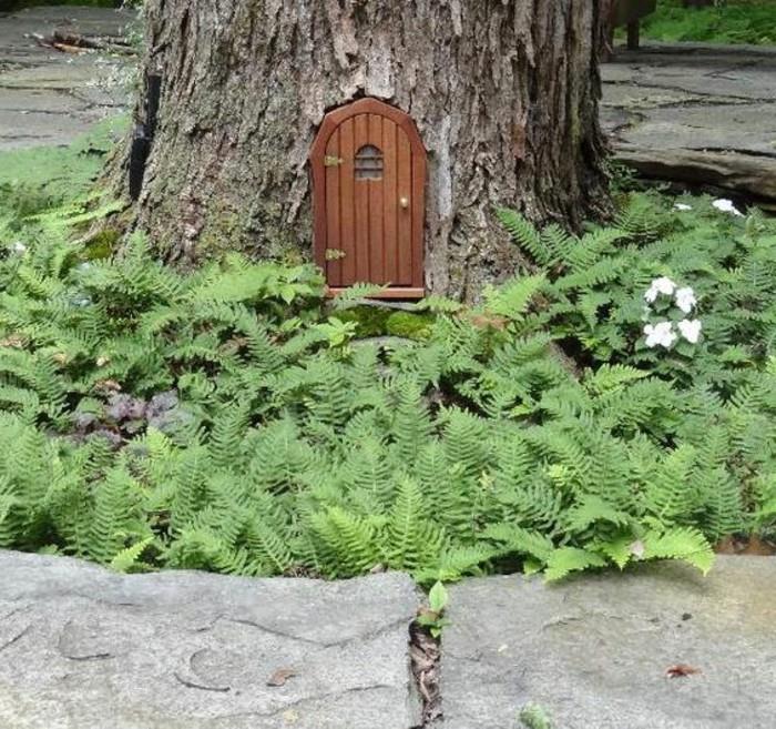 65 deko „Disney“ sode. Mažos durys medyje.